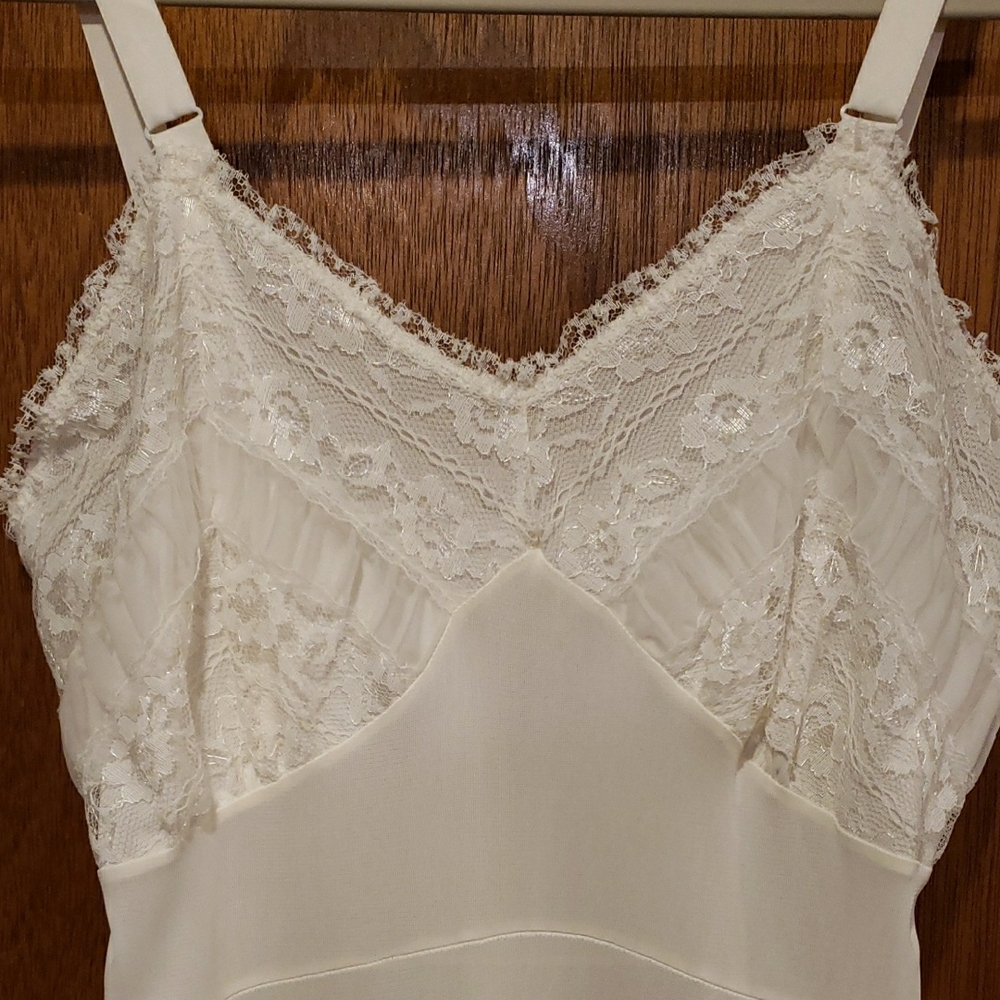 Elegant Vintage Cream/White Lace Slip - Picture 3 of 13